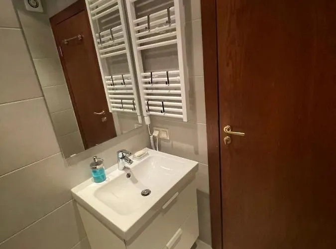 Apartment Lovely 2-bedroom Serviced With *